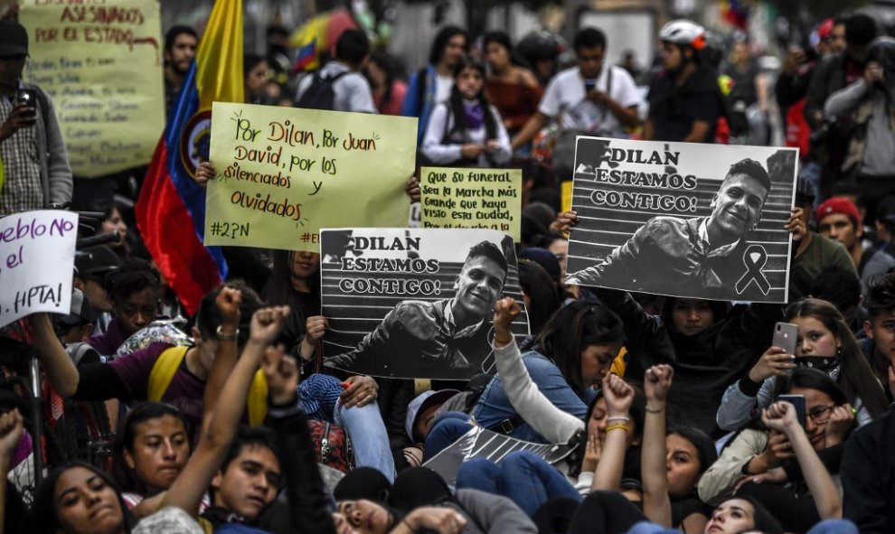 27/11/2019 - Manifestantes muestran la imagen de Dilan Cruz, el joven estudiante asesinado durante las protestas en Colombia. / AFP - JUAN BARRETO