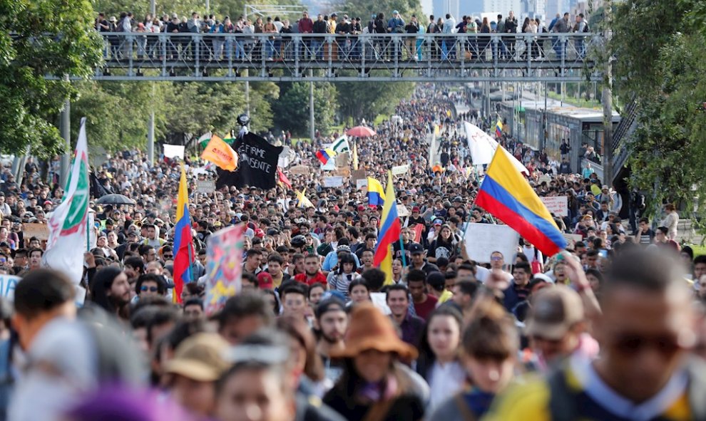 27/11/2019.- Las organizaciones sindicales y de estudiantes reivindicaron sus derechos sin que se registraran enfrentamientos con los cuerpos de seguridad. / EFE - MAURICIO DUEÑAS