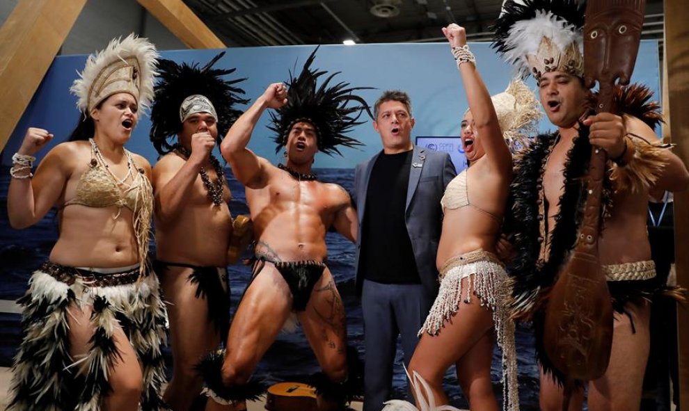 El cantante y compositor español Alejandro Sanz junto a un grupo de indígenas durante la inauguración del segmento de alto nivel de la Cumbre del Clima COP25, este martes en Madrid. EFE/Juan Carlos Hidalgo