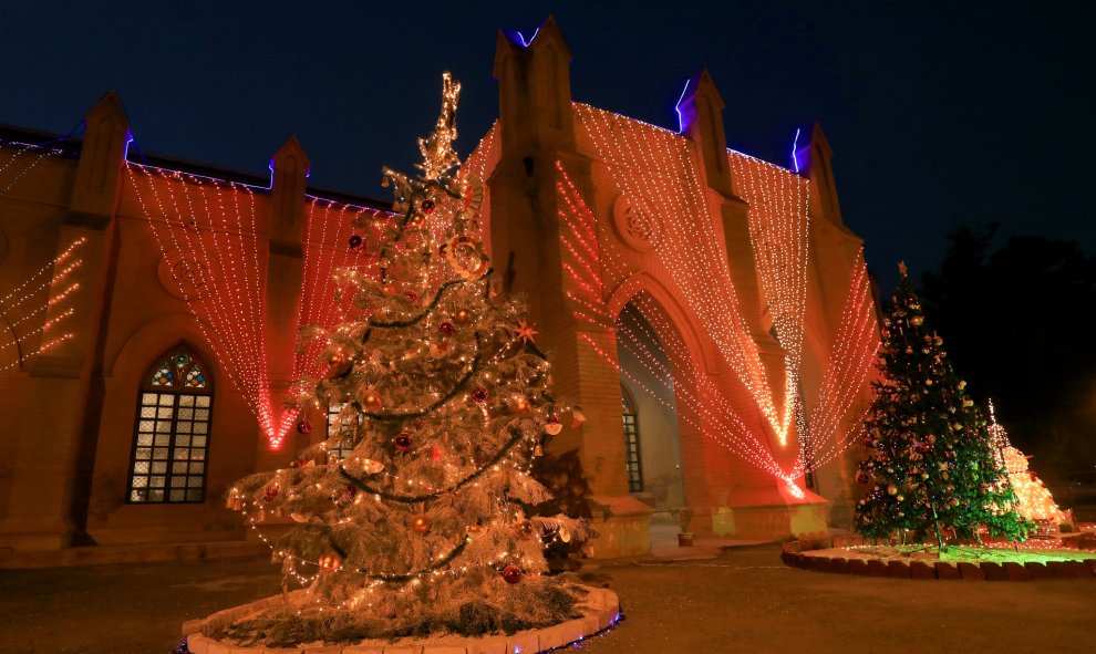 Una vista general de la Catedral de San Juan, iluminada en la víspera de las celebraciones navideñas, se ve en Peshawar, Pakistán, 24 de diciembre de 2019. REUTERS / Fayaz Aziz