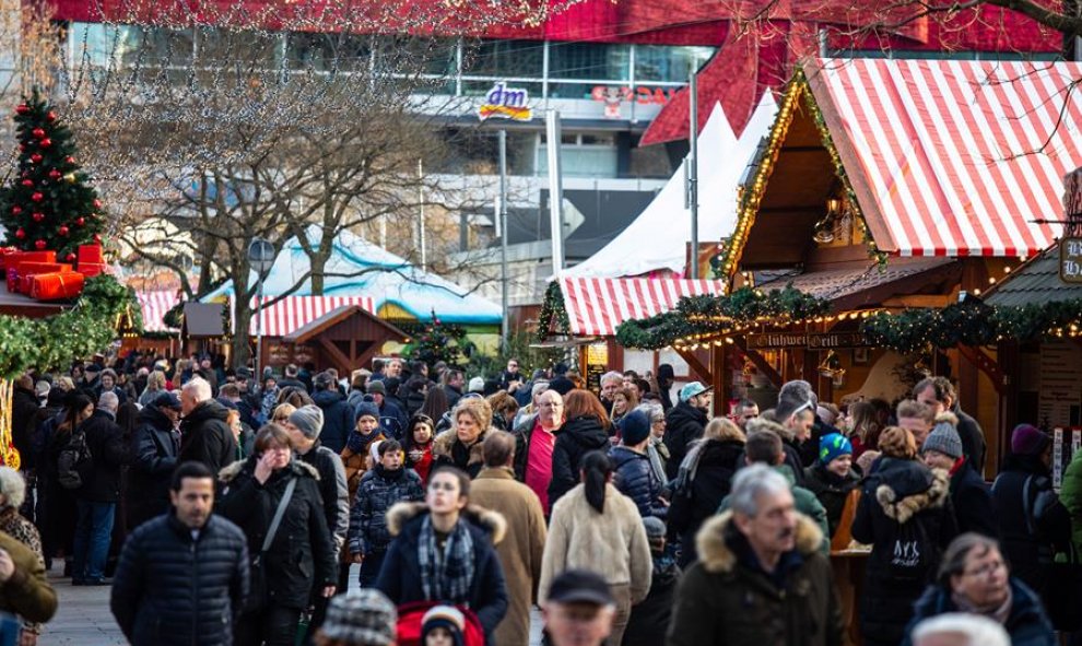 Visitantes al mercado navideño en la plaza Breitscheidplatz en Berlín, Alemania, el 24 de diciembre de 2019. (Alemania) EFE / EPA / OMER MESSINGER