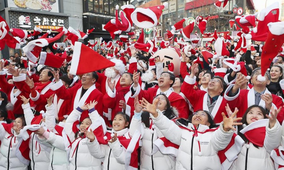 Participantes del programa solidario 'Papá Noel encubierto' participan en un evento para marcar el final del año de voluntariado de un programa de ayuda a niños necesitados organizado por la Fundación Juventud de Corea en Seúl, Corea del Sur, este martes.