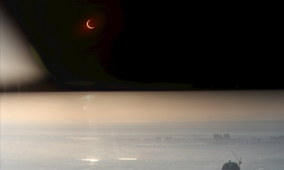 26/12/2019.- El eclipse solar parcial visto a través de vidrios especiales desde el piso 124 del Burj Khalifa, el edificio más alto del mundo, en Dubai, Emiratos Árabes. EFE / EPA / ALI HAIDER