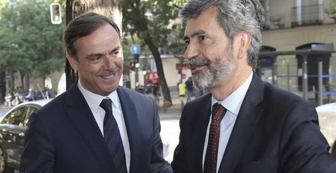 Carlos Lesmes es recibido por el presidente de la Audiencia Nacional, José Ramón Navarro, a su llegada a la institución donde ha presidido hoy la reunión de la Sala de Gobierno este mismo viernes. /EFE