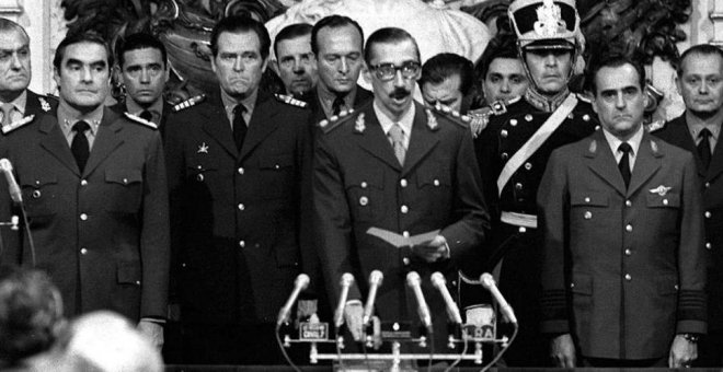 Jorge Rafael Videla jura como presidente de Argentina en 1976.