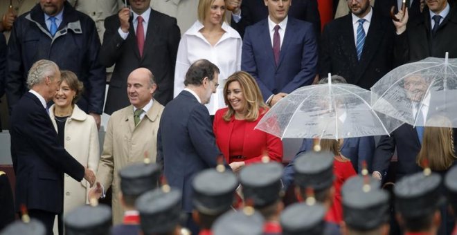 El presidente del Gobierno en funciones, Mariano Rajoy, saluda a la presidenta de Andalucía, Susana Díaz, a su llegada al acto central del Día de la Fiesta Nacional, en el que se rinde homenaje a la Bandera y a los que dieron su vida por España, y que cue