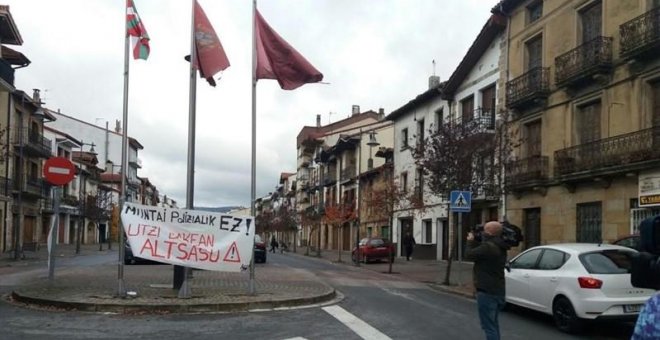 Cartel en Alsasua: "Montaje policial no. Dejadnos en paz". E.P.