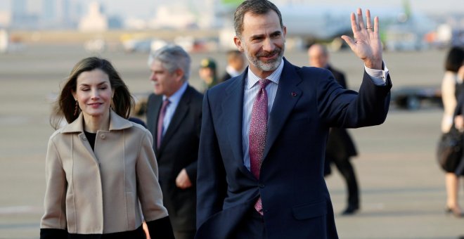 Los reyes Felipey Letizia a su llegada al aeropuerto Haneda de Tokio, en su visita oficial a Japón. REUTERS/Toru Hanai