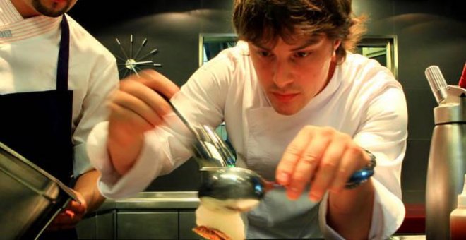 Jordi Cruz, chef del restaurante Àbac, emplatando un postre. (EFE)