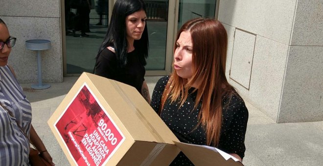 Mónica Carrasco, antes de entregar las firmas en el Ayuntamiento de Leganés para conseguir un alquiler social.