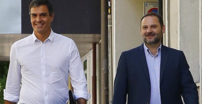 Pedro Sánchez, reelegido secretario general del PSOE, acompañado por el diputado valenciano José Luis Ábalos, portavoz interino del grupo parlamentario, a su llegada esta mañana a la sede del partido en la madrileña calle de Ferraz. EFE/J.P. Gandul