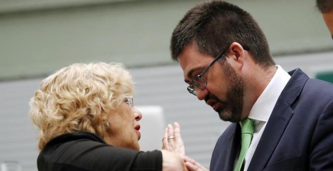 El concejal de Economía y Hacienda de Ahora Madrid, Carlos Sánchez Mato, conversa con la alcaldesa de Madrid, Manuela Carmena, durante el pleno del Ayuntamiento de Madrid. /EFE