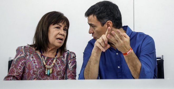 El secretario general del PSOE, Pedro Sánchez, conversa con la presidenta del partido,Cristina Narbona, durante la primera reunión de la nueva Ejecutiva Federal socialista elegida en el 39 Congreso.EFE/Emilio Naranjo