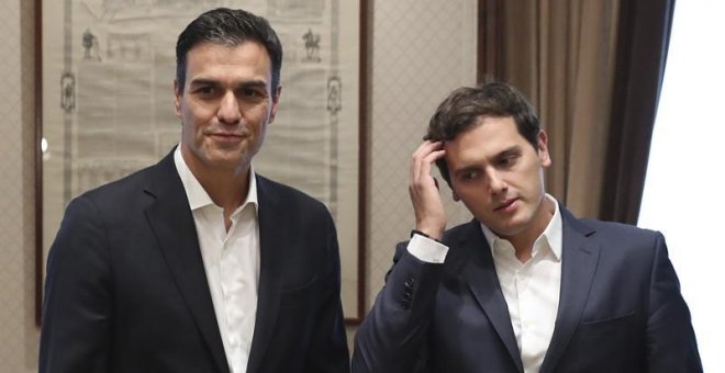 El secretario general del PSOE, Pedro Sánchez (i), y el presidente de Ciudadanos, Albert Rivera, durante la reunión mantenida esta tarde en el Congreso. /EFE