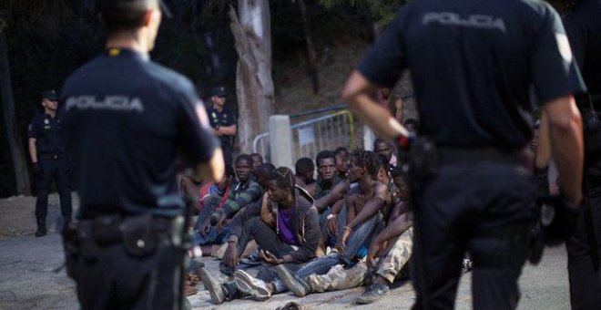 La Policía frente al grupo de migrantes después de saltar la valla de Ceuta / REUTERS