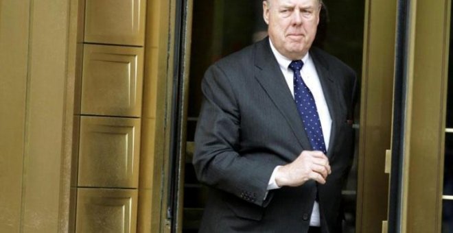 John Dowd, abogado de Donald Trump, a la salida del tribunal federal de Manhattan, en 2011. Reuters/ Brendan McDermid