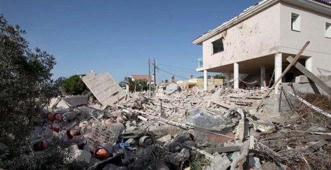 Estado en el que quedó en chalet de Alcanar (Tarragona) tras la explosión del miércoles. Entre los escombros se aprecian las bombonas de gas que, al parecer, iban a ser utilizadas en un atentado por los yihadistas. EFE/ Jaume Sellart