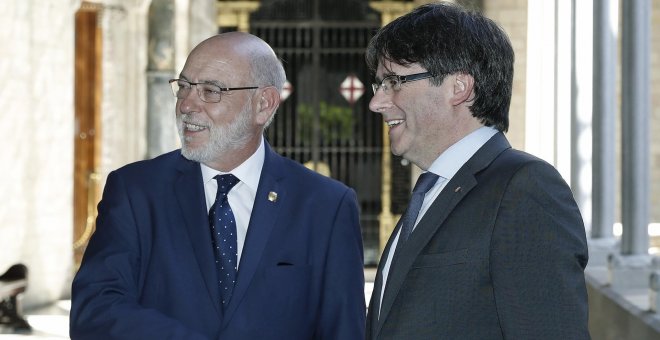 El presidente Carles Puigdemont con el fiscal general del Estado, José Manuel Maza, en un encuentro en el Palau de la Generalitat. EFE