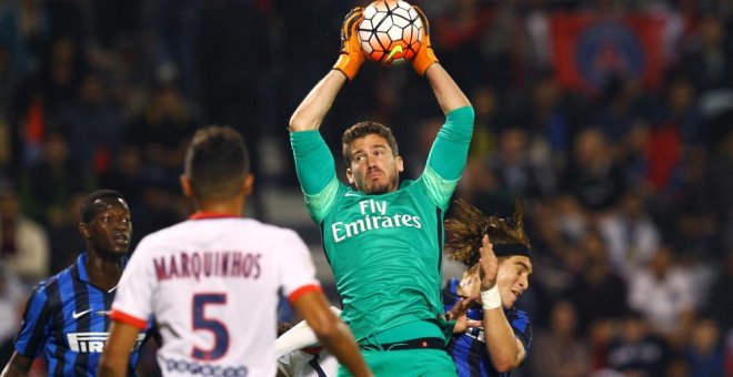 Nicolas Douchez, en un partido con el PSG. EFE/Archivo