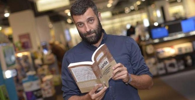 Nacho Carretero con su libro 'Fariña'.