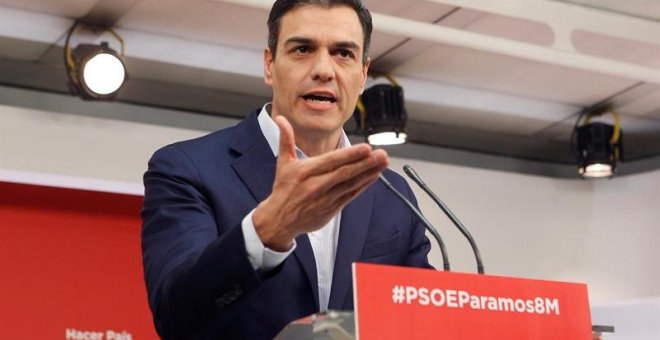 El secretario general del PSOE, Pedro Sánchez, durante la rueda en rueda de prensa tras la reunión de la permanente en la que ha dicho que pedirá al presidente del Gobierno, Mariano Rajoy, que se someta a una cuestión de confianza en el Congreso si no log