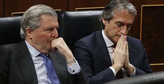 El ministro de Educación, Cultura y Deporte, Íñigo Méndez de Vigo, junto al titular de la cartera de Fomento, Íñigo de la Serna (d), durante la sesión de control al Gobierno celebrada hoy en el Congreso. /EFE