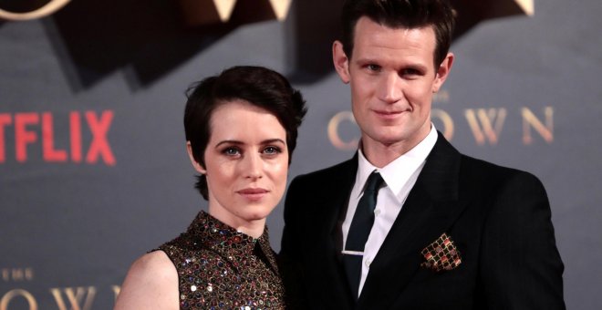 Los actores Claire Foy y Matt Smith en la premier de la segunda temporada de 'The Crown' en Londres. REUTERS/Simon Dawson