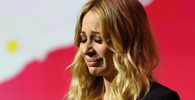 La cantante Marta Sánchez, emocionada tras cantar 'a capella' su versión del himno de España, durante la presentación de la plataforma "ESPAÑA Ciudadana". EFE/J.J.Guillen