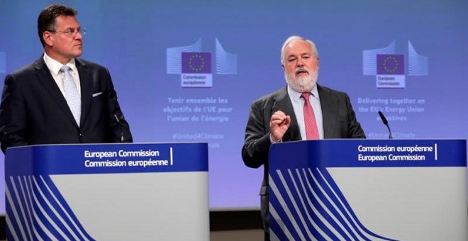 El vicepresidente de la Comisión Europea Maros Sefcovic (izq) y el comisario europeo de Energía y Clima, Miguel Arias Cañete. EFE