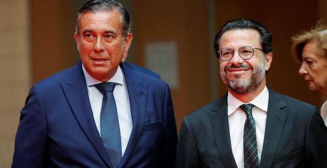 Enrique López (i), nuevo consejero de Justicia, Interior y Víctimas del Terrorismo de la Comunidad de Madrid, y Javier Fernández-Lasquetty, de Hacienda y Función Pública, en la toma de posesión de los miembros del Ejecutivo autonómico de Isabel Díaz Ayuso