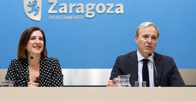 El alcalde de Zaragoza, Jorge Azcón (PP), y la vicealcaldesa Sara Fernández (C’s), en una rueda de prensa. AYUNTAMIENTO DE ZARAGOZA