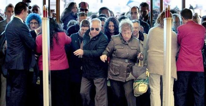 Clientes entrando en un comercio.