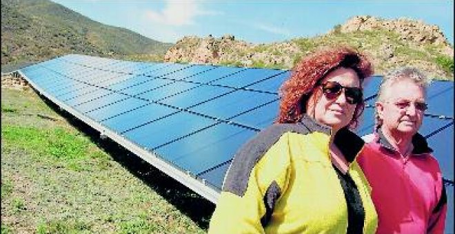 Asunción Jambrina y su marido, en su huerto solar en Albanchez (Almería).