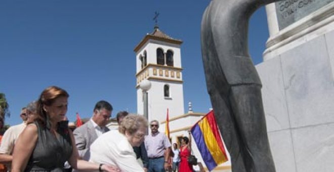 Rosa, hija de José Moya, diputado socialista fusilado en 1936, deja flores en la estatua de Blas Infante. raúl caro