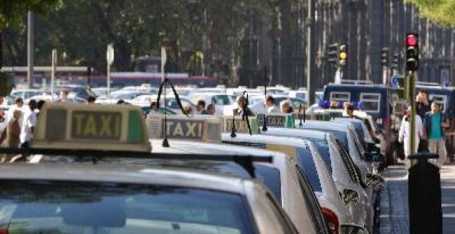 Decenas de taxistas durante una concentración junto a la Plaza de la Cibeles, en Madrid. EFE/Archivo