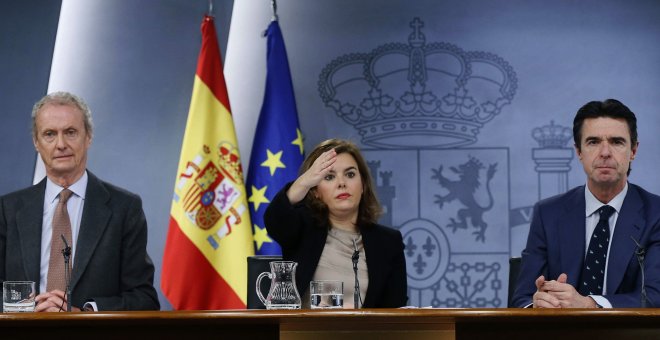 La vicepresidenta del Gobierno, Soraya Sáenz de Santamaría, con el ministro de Defensa, Pedro Morenés, y el de Industria, José Manuel Soria, durante la rueda de prensa posterior a la reunión del Consejo de Ministros. EFE/Fernando Alvarado