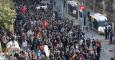 Los manifestantes se paran frente a los policías que estaban de guardia en un edificio del gobierno durante una protesta contra la nueva ley de seguridad anti-protesta del gobierno español en Barcelona. -REUTERS / Gustau Nacarino