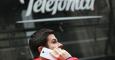 Un hombre habla por su móvil, delante de la sede de Telefónica en la madrileña Gran Vía. REUTERS