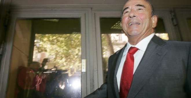 El presidente del Grupo Santander, Emilio Botín, en la entrada de la Audiencia Nacional.