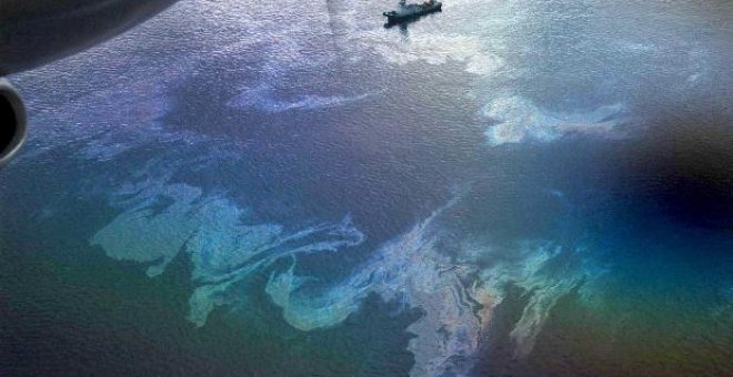 Vista aérea de la mancha de petróleo en aguas de la costa de la isla Guimaras, en el centro de Filipinas, tras el vertido provocado por el accidente de un petrolero en agosto del año pasado.