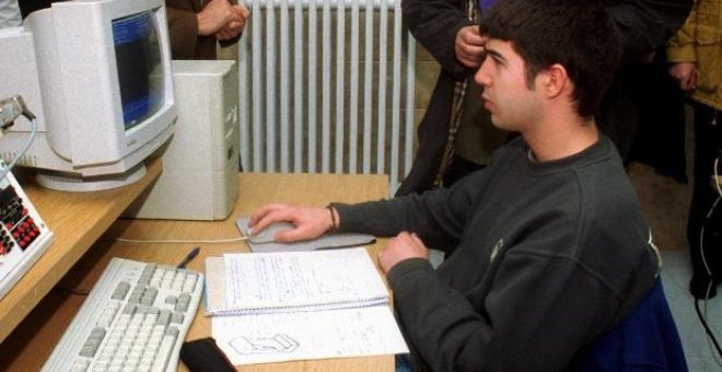 Un joven trabajador frente a un ordenador en Pamplona.