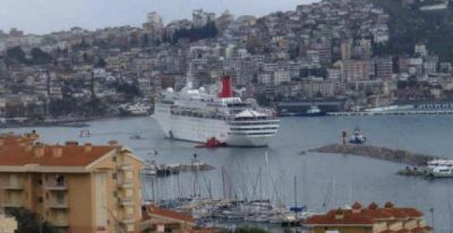 El barco Sky Wonder, encallado en el puerto turco de Kusadasi.