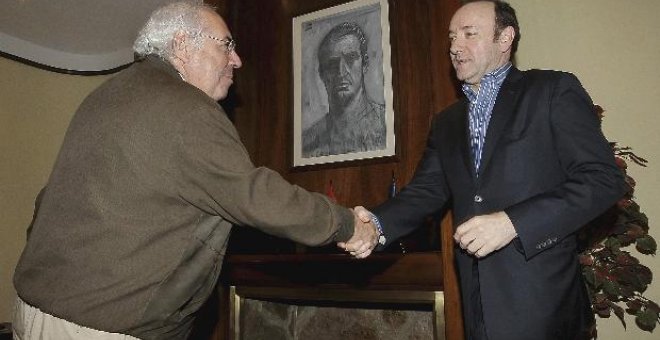 El actor norteamericano Kevin Spacey (d) saluda al presidente del Principado, Vicente Alvarez Areces, a su llegada al aeropuerto de Ranon, en Asturias.