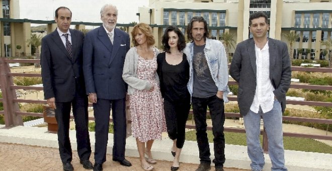 El director de los estudios José Mª Rodríguez Galant, el actor Christopher Lee, las actrices Kelly Reilly y Paz Vega, el actor irlandés Colin Farrell y el director Danis Tanovic posan durante la presentación del rodaje de la película "Triage" en los estud