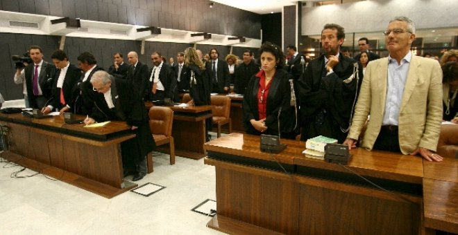 La abogada Patrizia Petruzziello (3d), Vittorio Ranieri Miniati (2d) y el jefe Acusador de Genova, Francesco Lalla (d), escuchan el veredicto leído ayer, 14 de julio de 2008, en Genova (Italia), tras el juicio a 45 policías acusados de brutalidad durante 