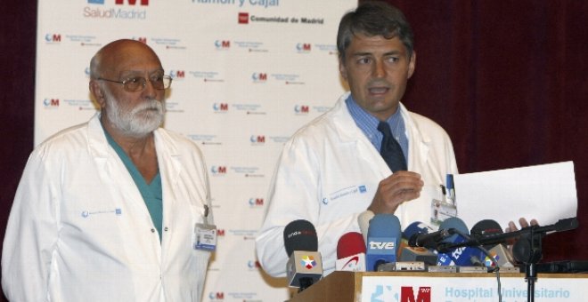 Dos miembros del equipo médico del hospital Ramón y Cajal ofrecen una rueda de prensa sobre el estado de los heridos del accidente aéreo en el aeropuerto de Barajas.