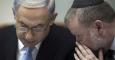 El primer ministro de Israel, Bejamin Netanyahu, conversa con uno de sus asesores. - REUTERS