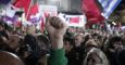 Un seguidor de Syriza levanta el puño durante el mitin de cierre de campaña en Atenas. REUTERS/Yannis Behrakis