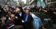 Tsipras, rodeado de seguidores tras votar en un colegio de Atenas. - REUTERS