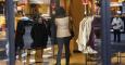 Una mujer observa el escaparete de una tienda de ropa en Madrid. REUTERS/Andrea Comas